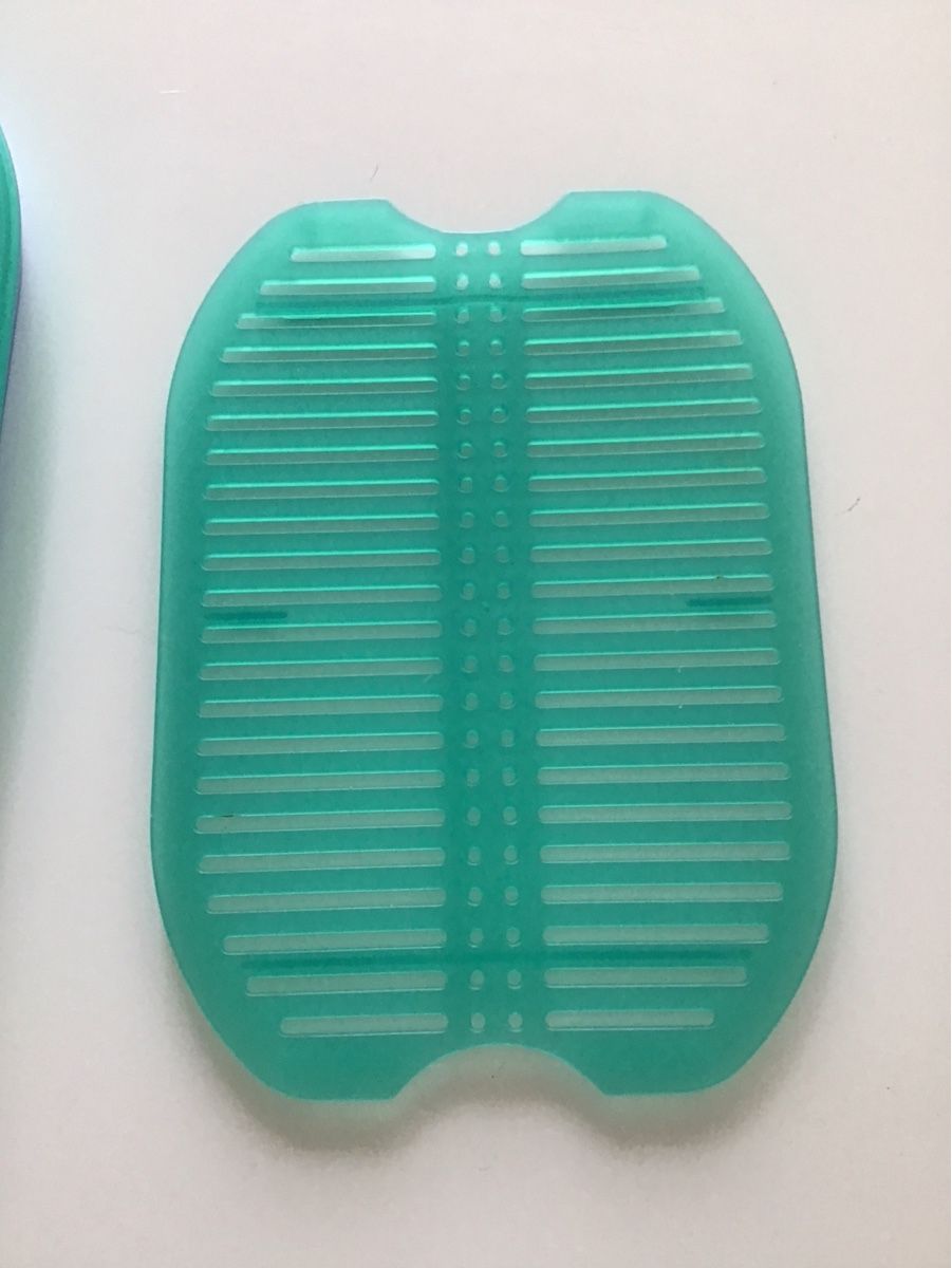 Tupperware Contenitori & Simili: 2er Set Tupperware Frischehauben mit Gitter  – Usato da Dietikon venduto da brombolom 3