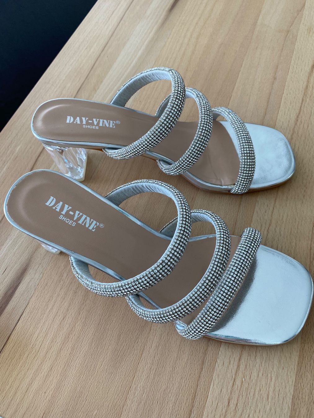 Scarpe da donna: Silberne Sandaletten mit Strassriemen – Usato da Dielsdorf venduto da CecileWe 1