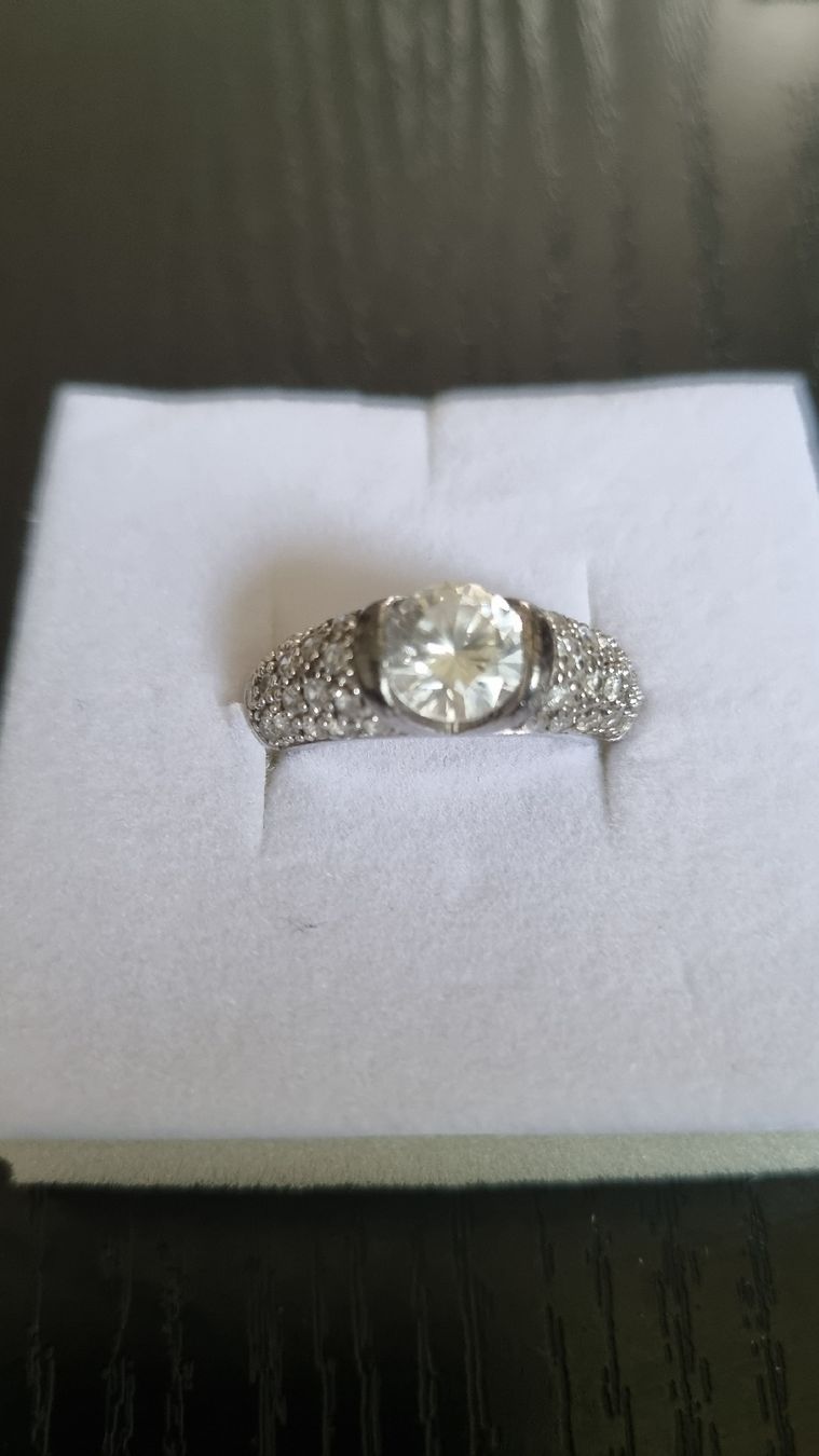 Anelli: Funkelnder Ring, mit Zirkonia Steinen, Grösse 58 – Usato da Glattbrugg venduto da Hamburgstadt 1