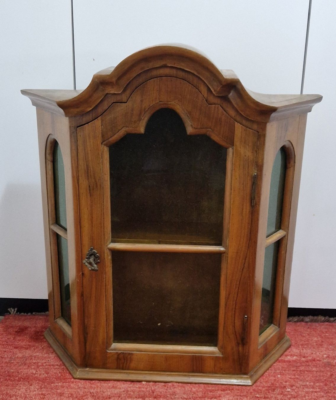 Vetrine: Antiker Hängeschrank, Vitrine, Nussbaum-Holz – Usato da Oberrohrdorf venduto da Friedob