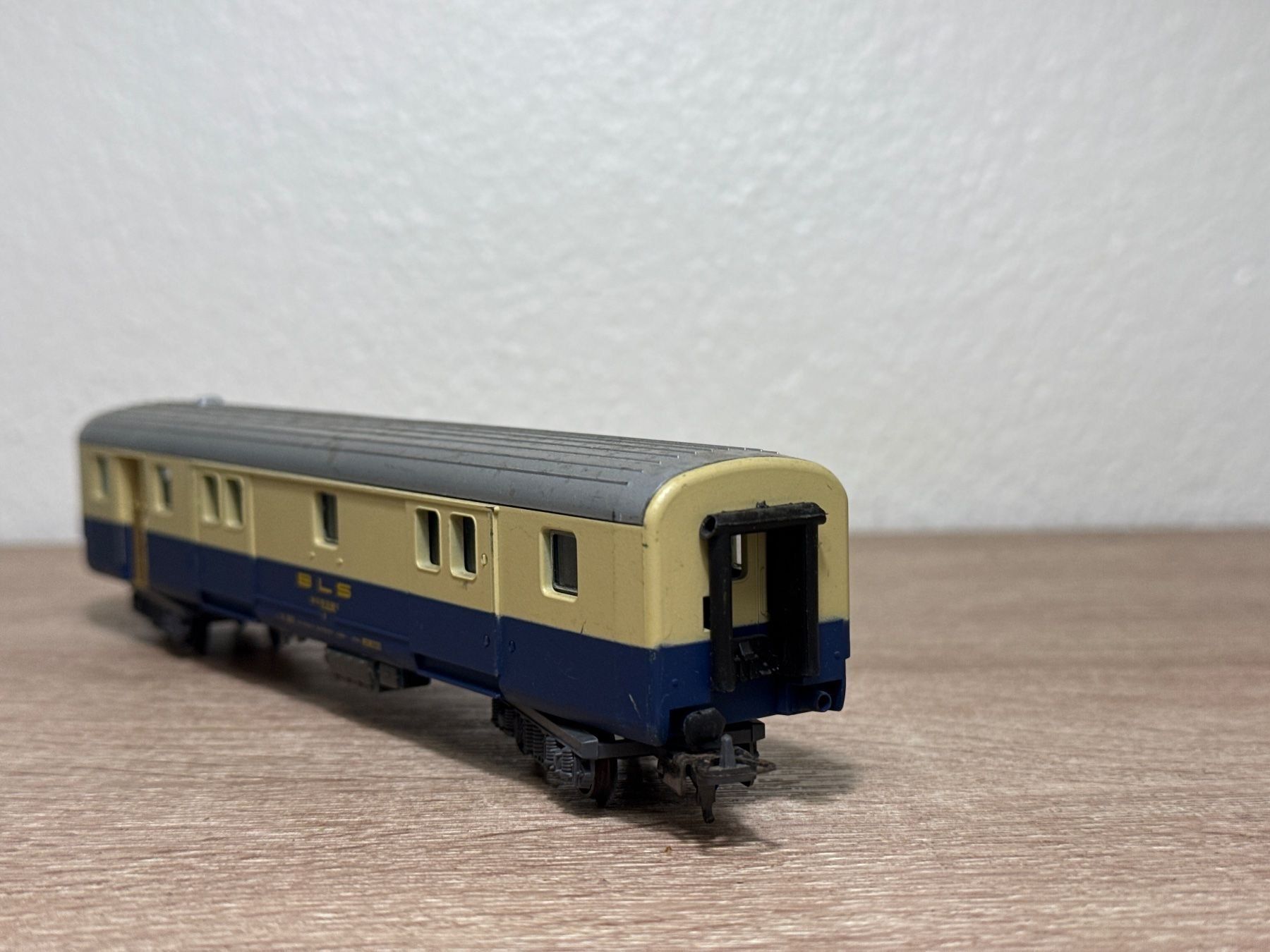 Lima Modellini di ferrovie: Lima Gepäckwagen BLS H0 (296) – Usato da St-Aubin-Sauges venduto da Lo_Go 3