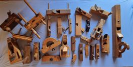 Grand lot de 23 rabots anciens en bois