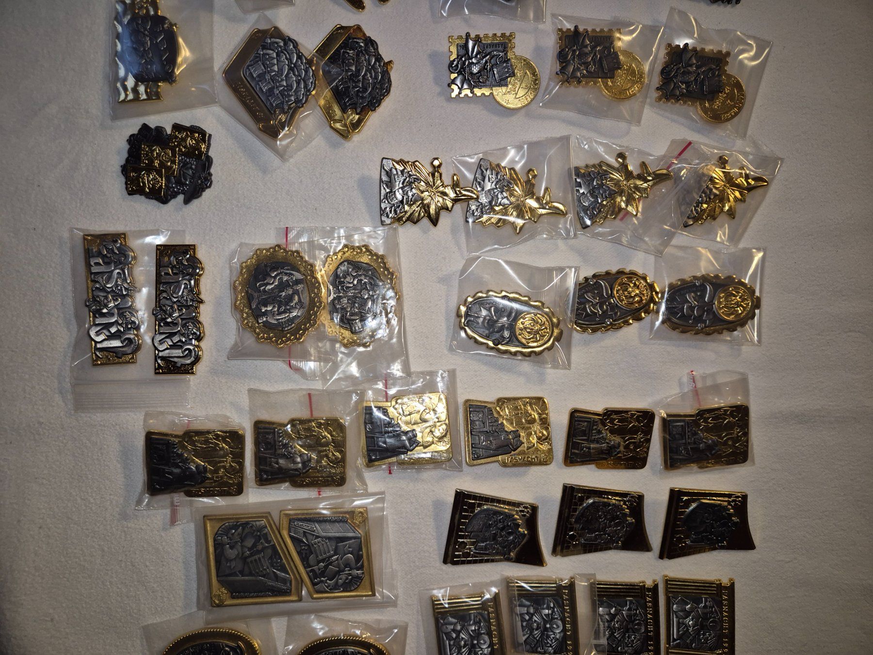 Basler Placchette & Badge: Fasnachts Plaketten Basler Gold – Usato da Ormalingen venduto da Egra0 2