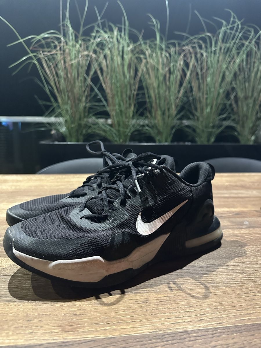 Nike Chaussures hommes: Nike Schuhe Gr.43 – D'occasion à Cham par lischer444
