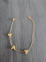 Goldiges Edelstahl Armband mit Herzen
