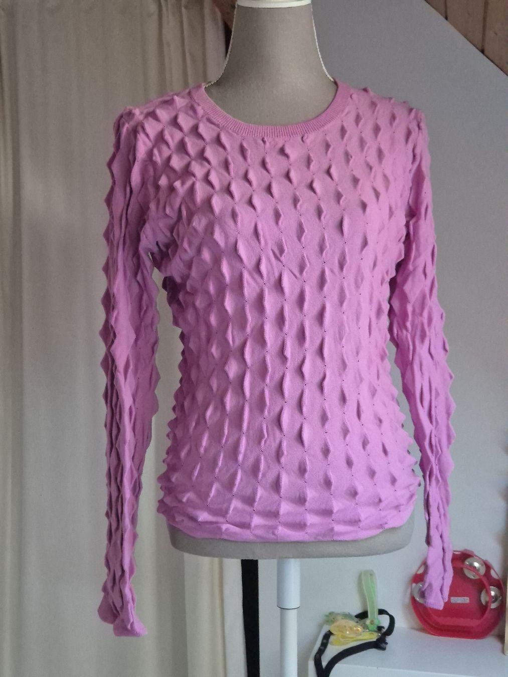 Weekday Pulls & Sweat-shirts: Langarmpullu Weekday lila Strukturmuster Grösse M – Neuf (Voir description) à Zürich par Drago670