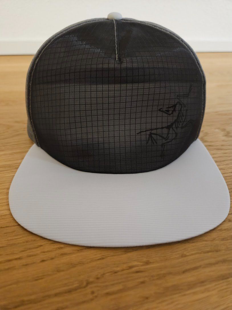 Arcteryx Copricapi, berretti & cappellini: Arc’teryx Performance Trucker Hat – Solitude/Void – Nuovo (secondo la descrizione) da Luzern venduto da hexagon 2