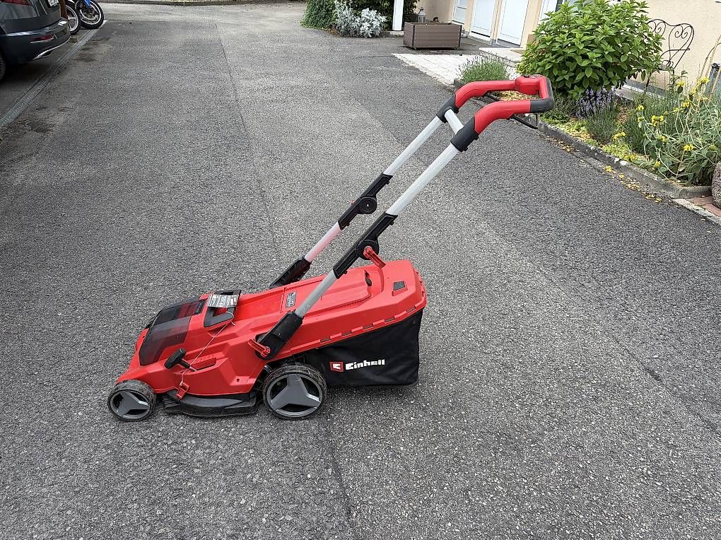Tondeuses à gazon: Tondeuse électrique Einhell et 2 batteries neuves – D'occasion à Vernier par NextLife