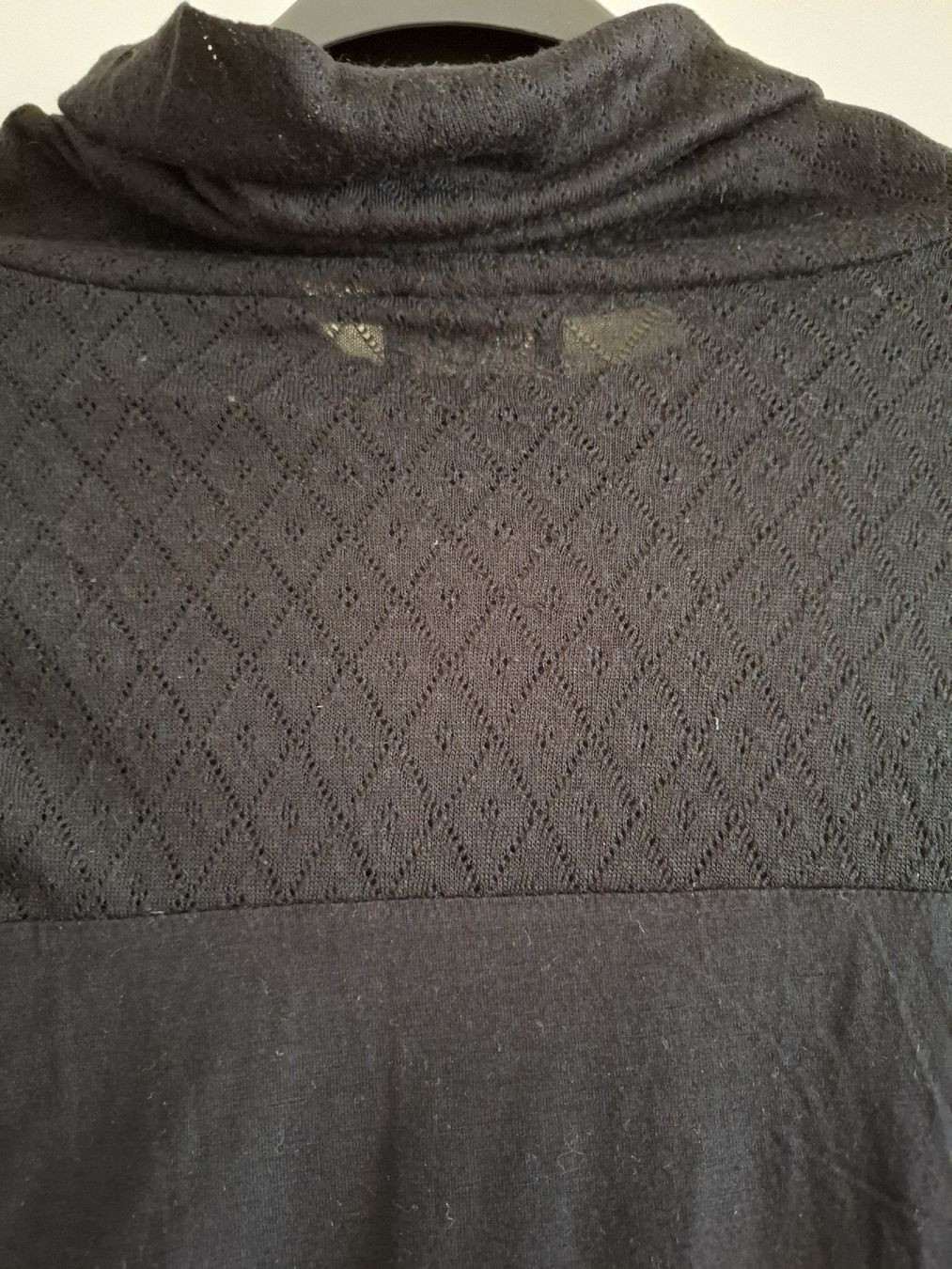 T-shirt: Maglia nera a maniche lunghe con collo sciallato, taglia M – Usato da Zürich venduto da Irene000 3
