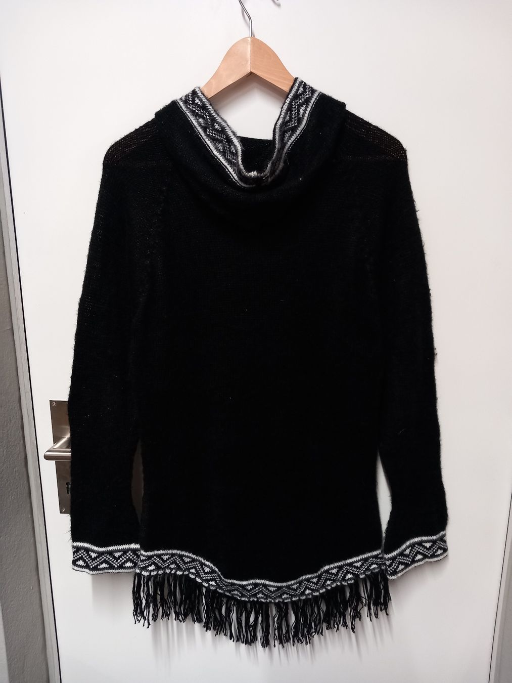 Maglioni & Felpe: Schwarzer Wollpullover mit Kapuze und Fransen Gr. L – Usato da Merligen venduto da muss_haben 3