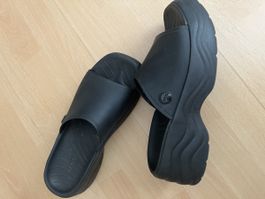 Crocs Plateau Sandalen schwarz Groesse 39/40 gut erhalten
