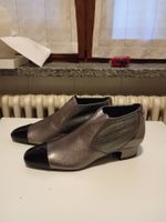 Polacchina Chanel grigia con punta lucida