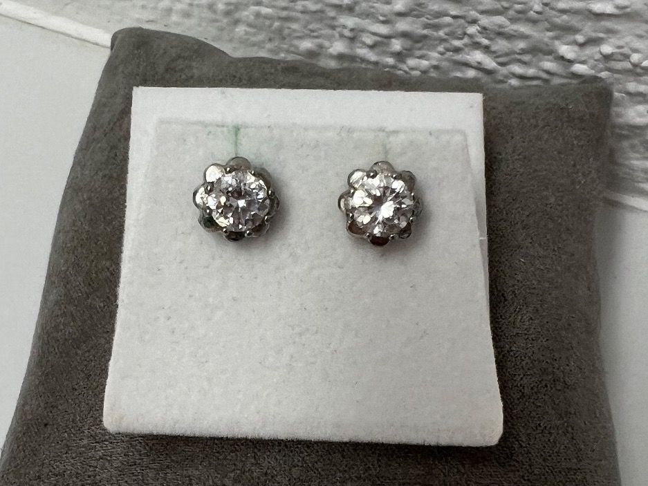 Orecchini pendenti & Orecchini a lobo: Ohrstecker silbernfarbig Blumenform - Modeschmuck – Usato da Jona venduto da n.ferrari