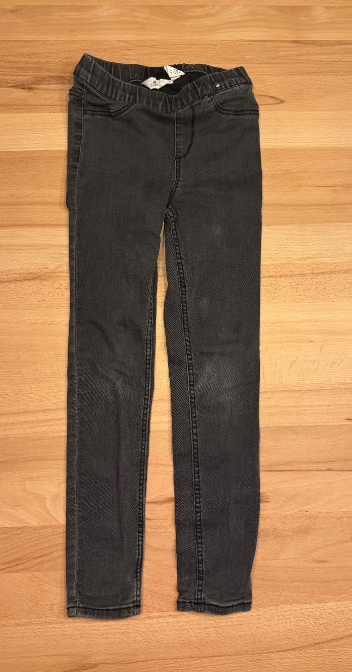 H&M Hosen: Gr122 Mädchen Jeggings grau elastisch – Gebraucht aus Stäfa von nale068
