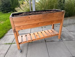 Hochbeet aus Holz auf Rollen – mit Ablage