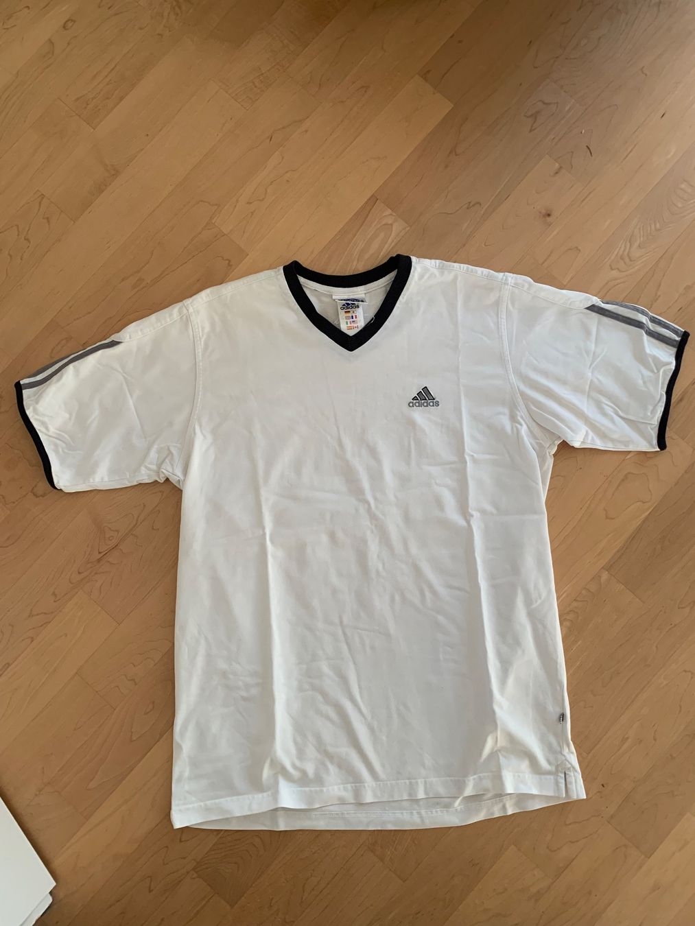 Adidas T-shirt: Adidas T-Shirt – Usato da Ennetbaden venduto da usemiste