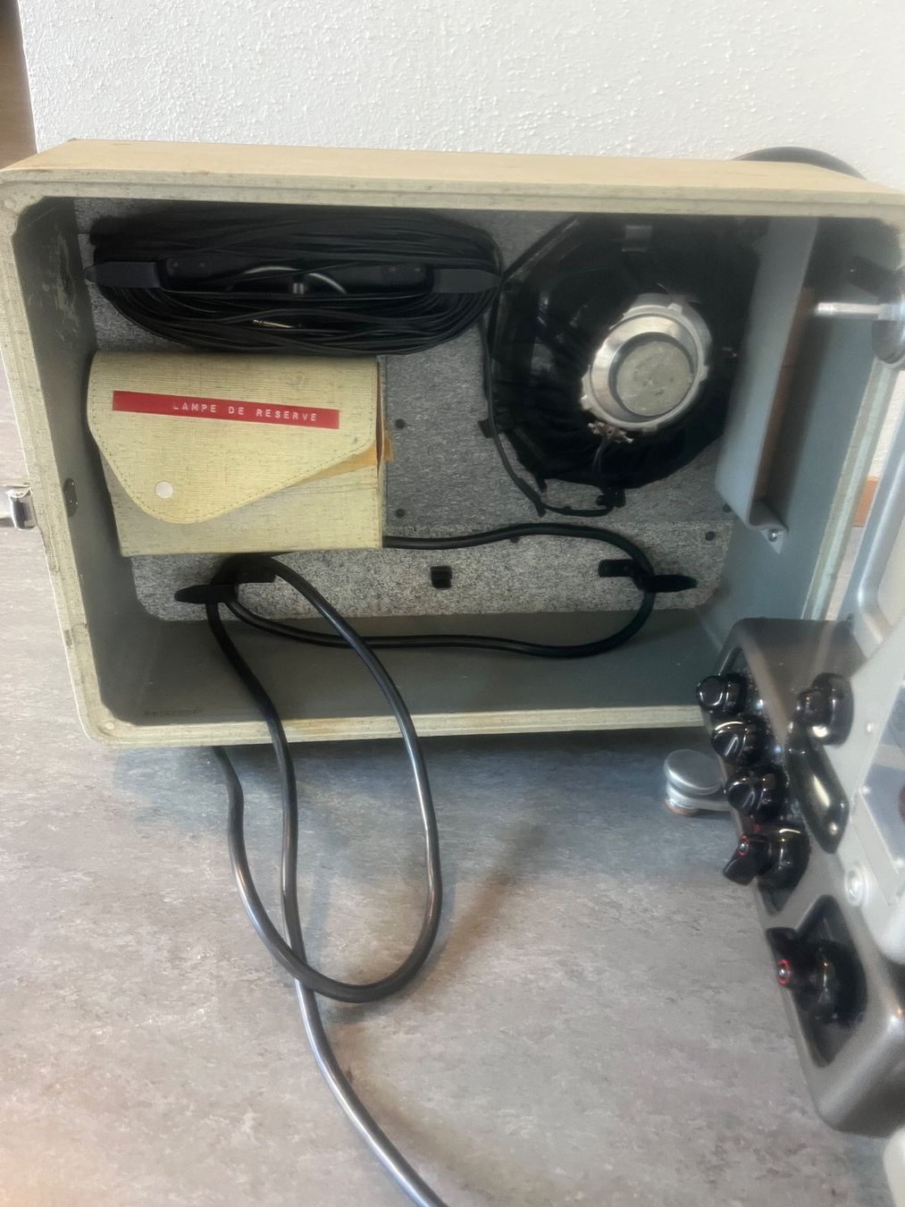 Pellicole: Ancienne projecteur  de cinema – Usato da lausanne venduto da esploras 3