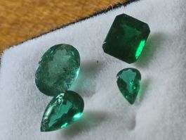 4 émeraudes naturelles, taille émeraude, poire, ovale.