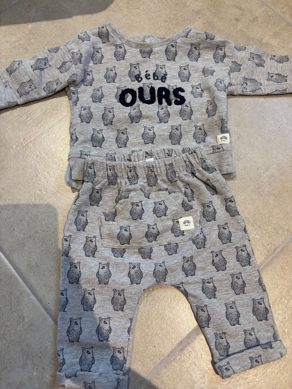 Pantalons: Ensemble bébé – D'occasion à Bressaucourt par Lamu
