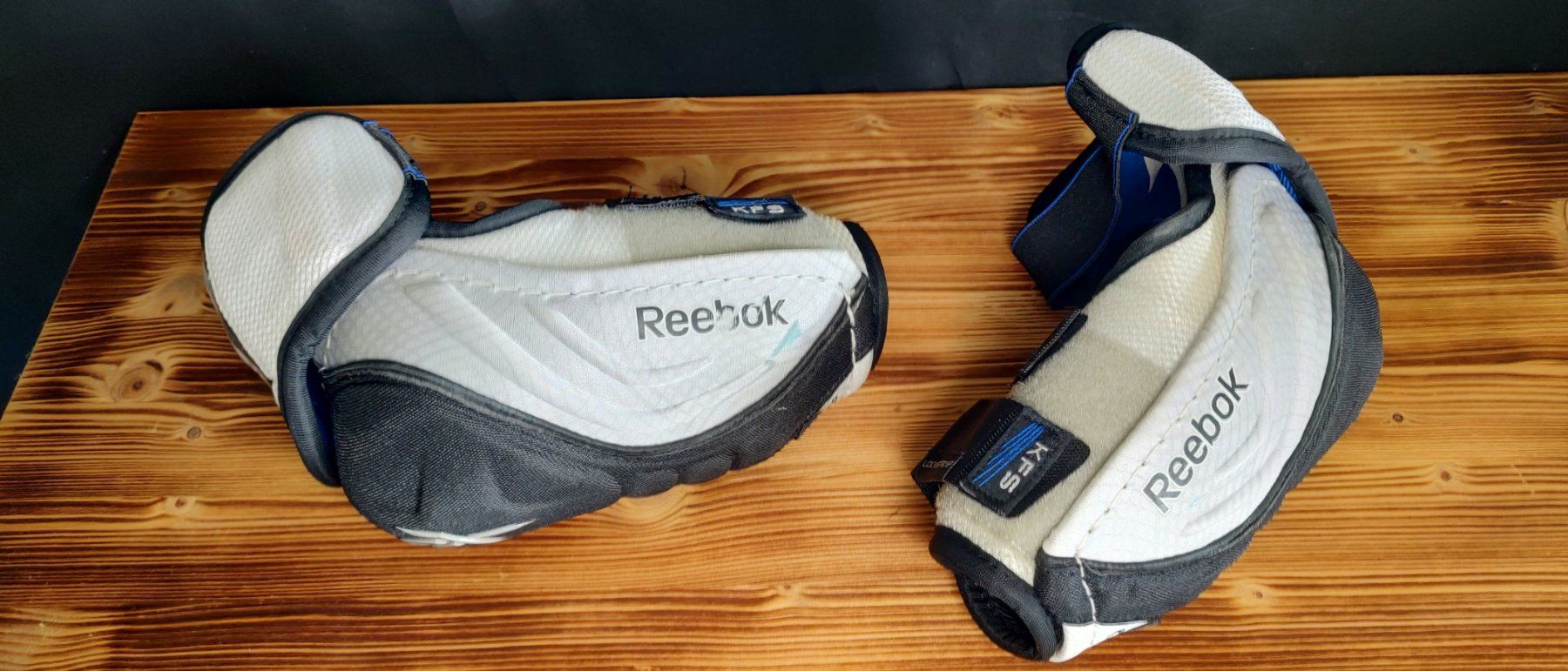 Reebok Protezioni & Imbottiture: Ellbogenschoner Reebok KFS Lockstrap Grösse M gebraucht – Usato da Rüegsauschachen venduto da Oloco