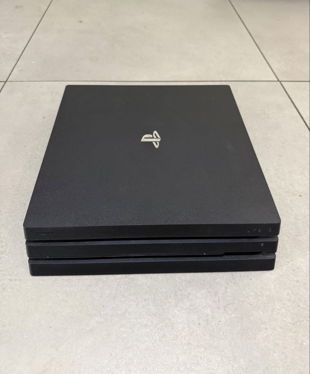Sony Consoles: PS4 Pro 1TB Naughty Dog Bundle – D'occasion à Basel par zai_6zdm 1
