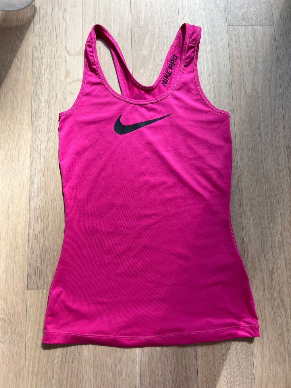 Nike Top: Nike Pro Top Pink – Usato da Dübendorf venduto da fadrinli
