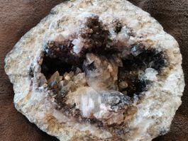 Mineralien: Rauchquarz-Druse m. Calcit (gr.)/ selten!
