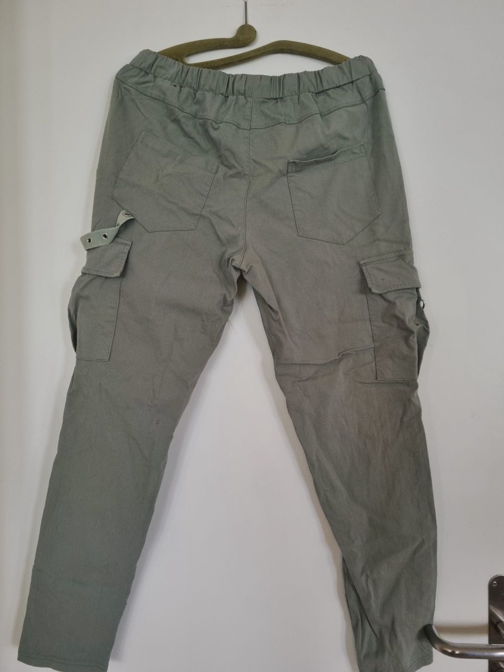 Pantaloni: Baumwolle Stoffhose Cargo kahki L 42 44 – Usato da Beckenried venduto da lou_two 1