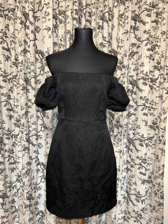 SCHULTERFREIES KLEID
