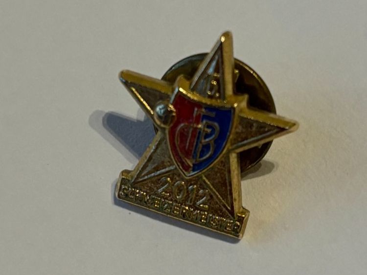 Broschen & Nadeln: FCB Basel 2012 Pin Gold Schweizermeister – Gebraucht aus Chêne-Bourg von and_66gg 2