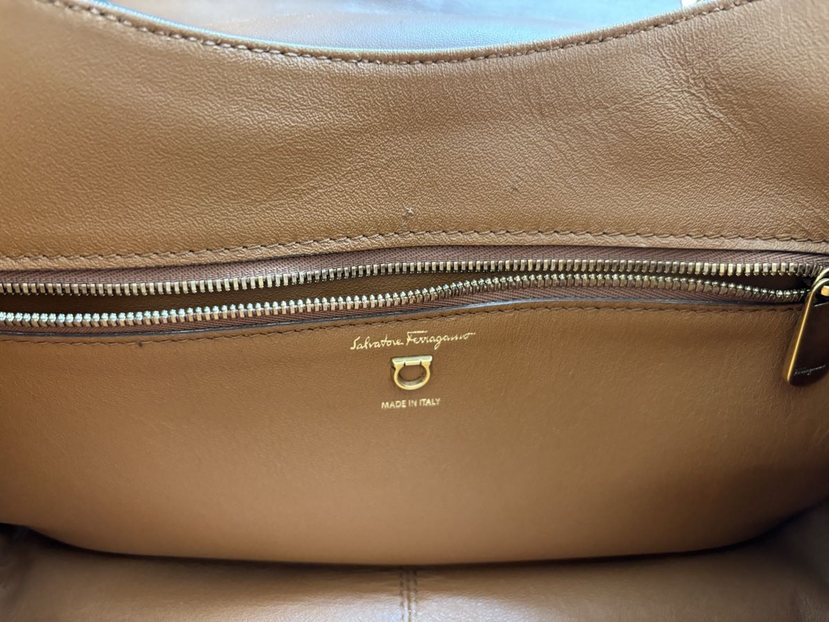 Salvatore Ferragamo Sacs femmes: Ferragamo Handtasche NEU – Neuf (Voir description) à Uster par dan_n69f 6