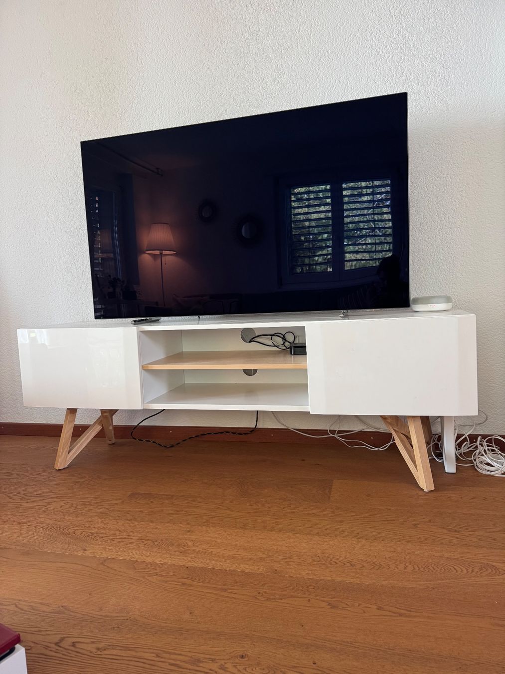 Meubles TV: Weisses TV Möbel Holzbeine – D'occasion à Eglisau par sorayaliisa 1