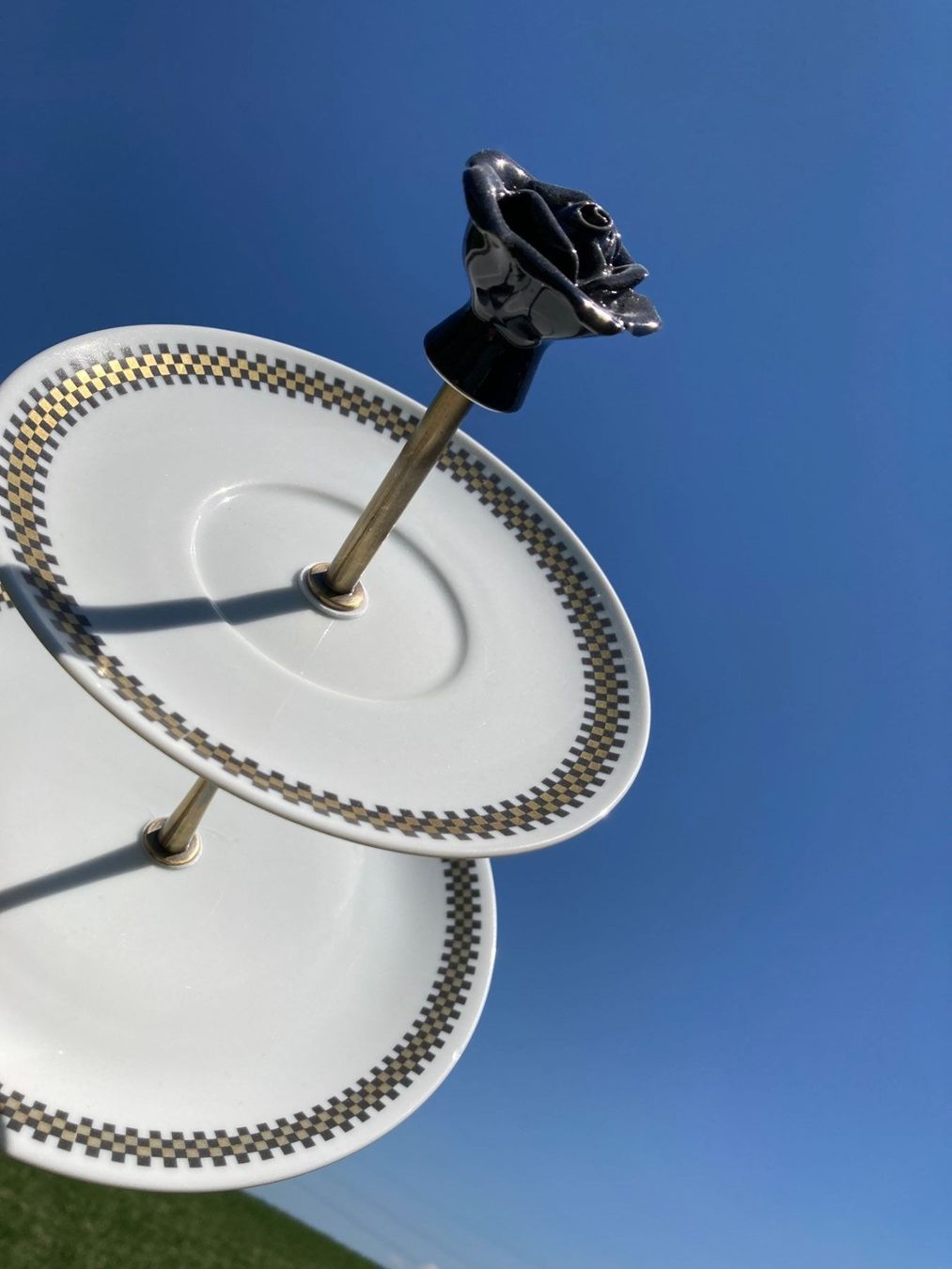 Teller: Etagere mit schwarzer Porzellanrose – Gebraucht aus Subingen von ArtBead 3