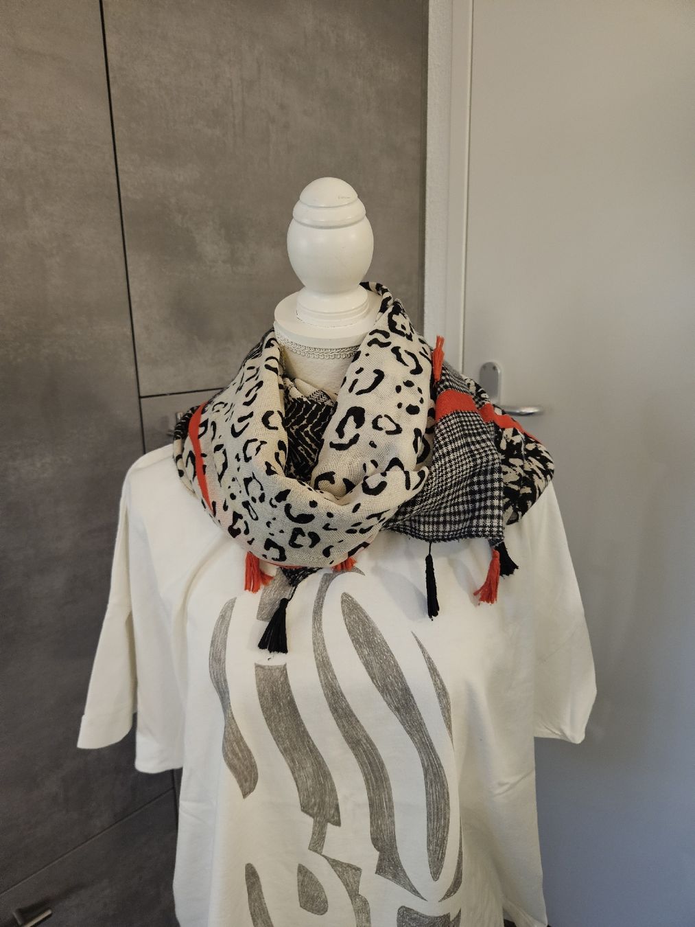 Foulards & écharpes: Damen Schal Patchwork Muster schwarz weiss rot mit Quasten – D'occasion à Anwil par moosmat