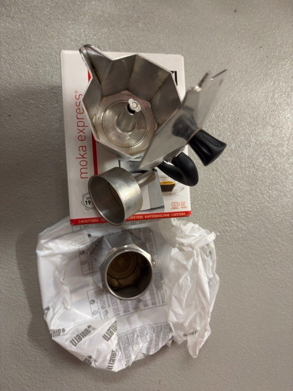 Kaffeemaschinen & Espressomaschinen: Bialetti Moka Express - 6 cups – Gebraucht aus Zürich von lou_p9cr 1