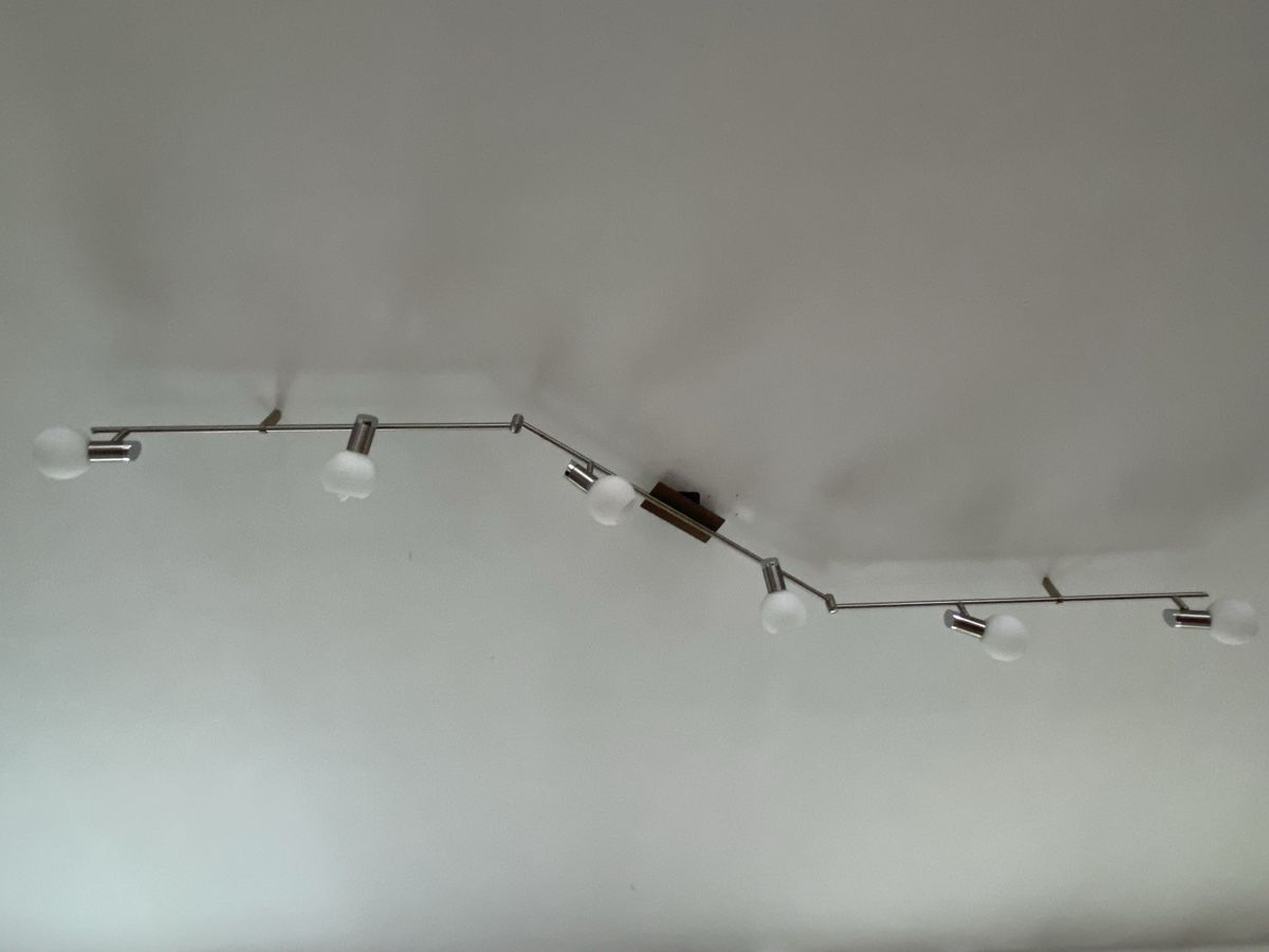 Kronleuchter & Deckenlampen: Grosse Deckenlampe, Metall, mit sechs Lampen – Gebraucht aus Brüttisellen von MaWa26