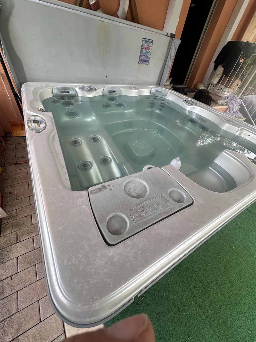 Whirlpool: Whirlpool Jacuzzi XXL – Gebraucht aus Bern von  2