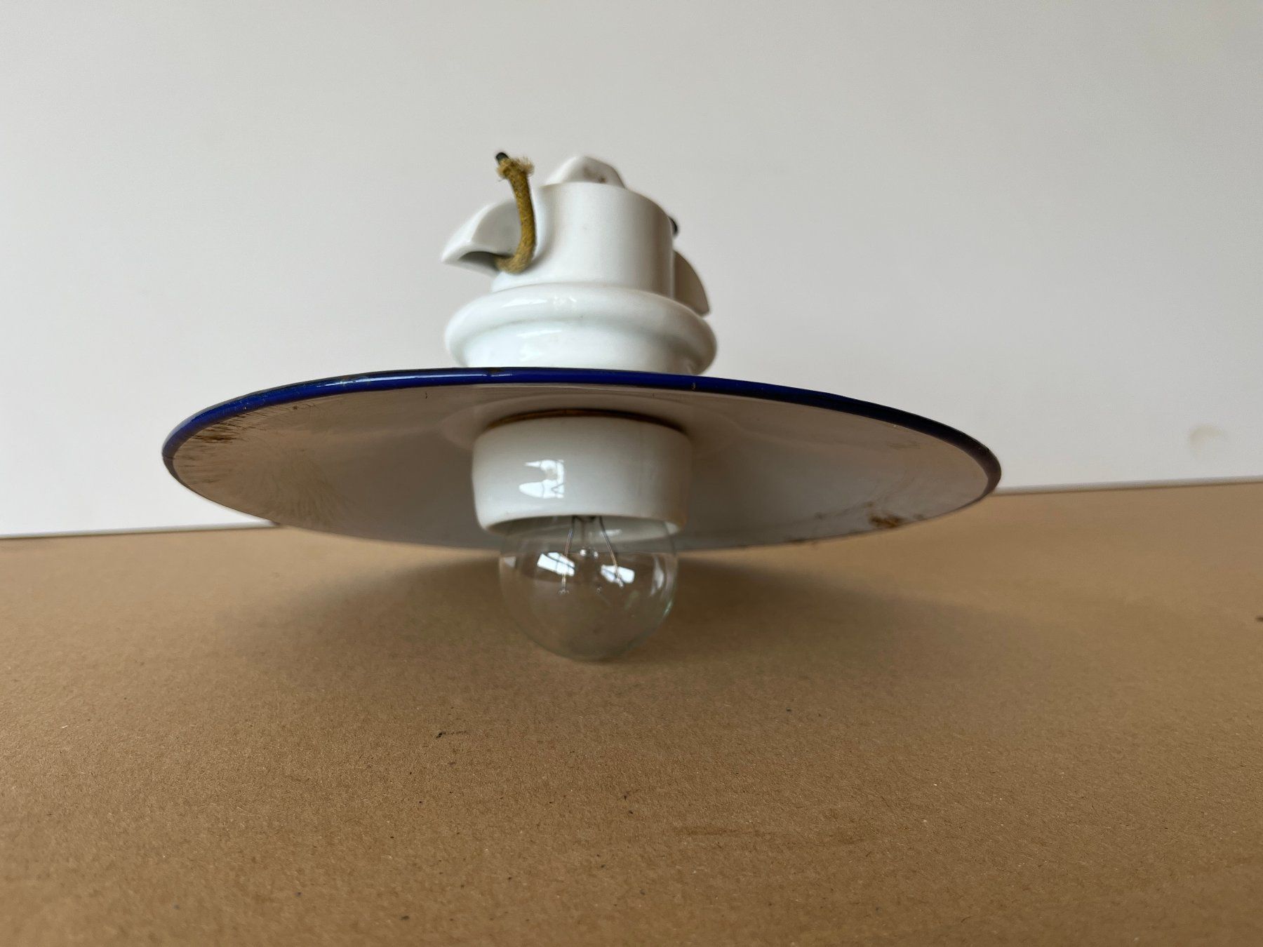 Lampen: Kellerlampe Stalllampe emailliert vintage E – Gebraucht aus Unterkulm von esco