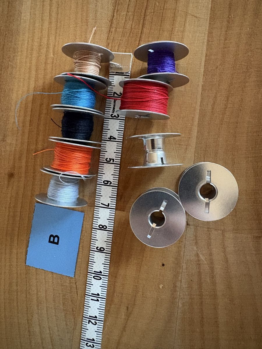 Nähmaschinen: 10 Nähmaschiene unterfaden Spule 12 mm – Gebraucht aus Rümlang von SchumBru10