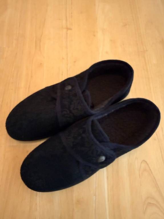 Scarpe da donna: NEU: Bequeme Damen Hausschuhe Gr. 40 – Nuovo e nell'imballaggio originale da Untersiggenthal venduto da Yefe