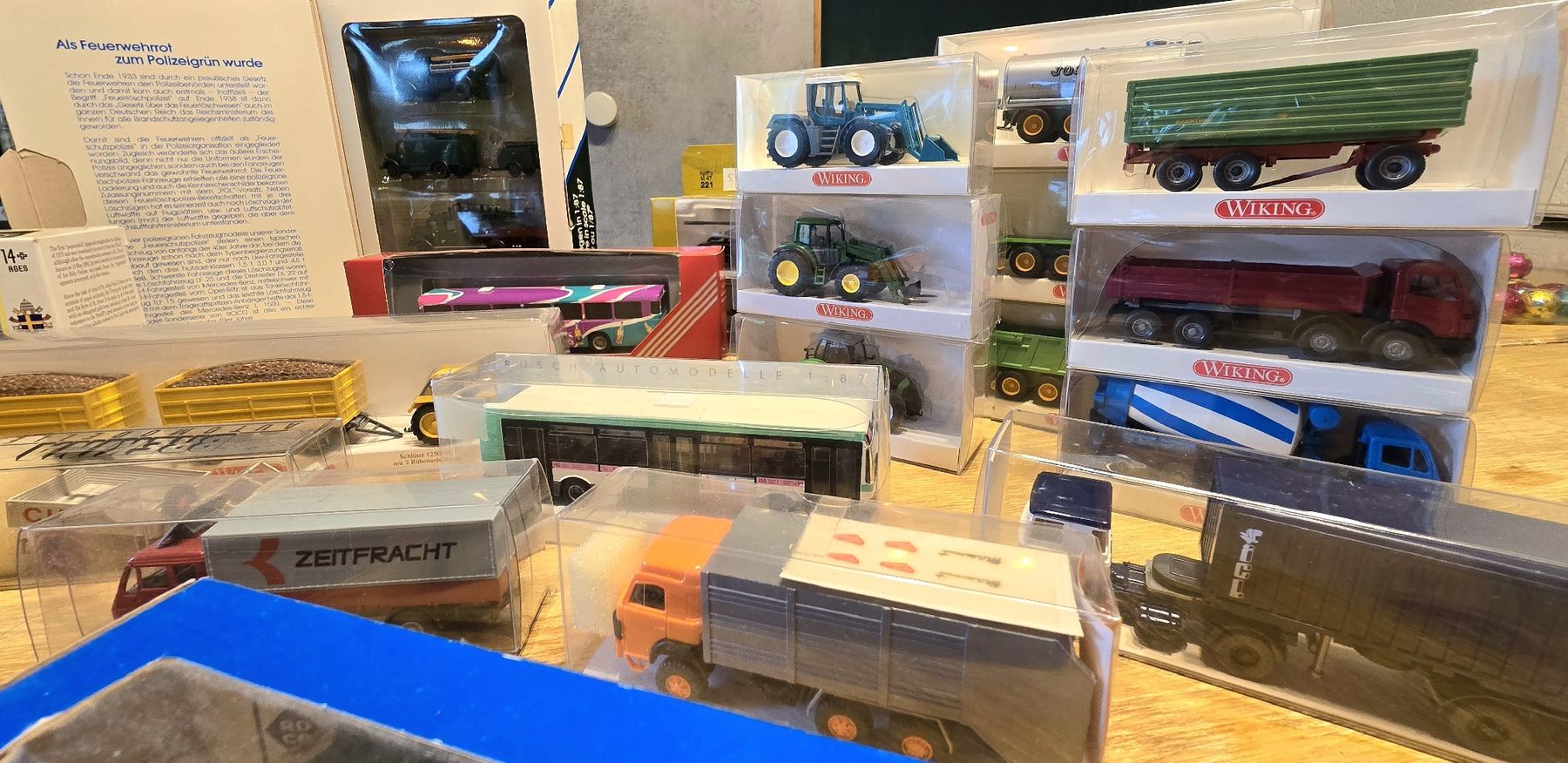 Modellini d'auto: Konvolut Modellautos diverse Massstäbe original verpackt  – Nuovo e nell'imballaggio originale da hinwil venduto da Perlinchi 3