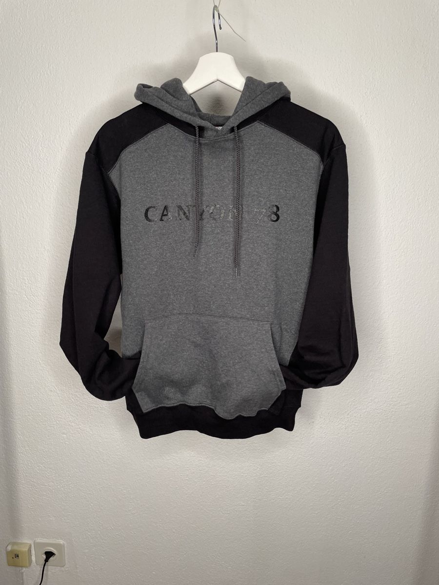 Pullover & Sweatshirts: Kapuzenpullover Grau-Schwarz “Canyon78” S. – Gebraucht aus Capolago von LA.BOTTEGA 1