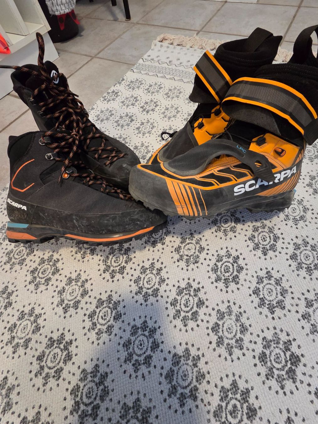 Scarpa Scarpe da uomo: Chaussures d'alpinisme Scarpa / 2 modèles – Usato da Villars-sur-Glâne venduto da Whitetree 1