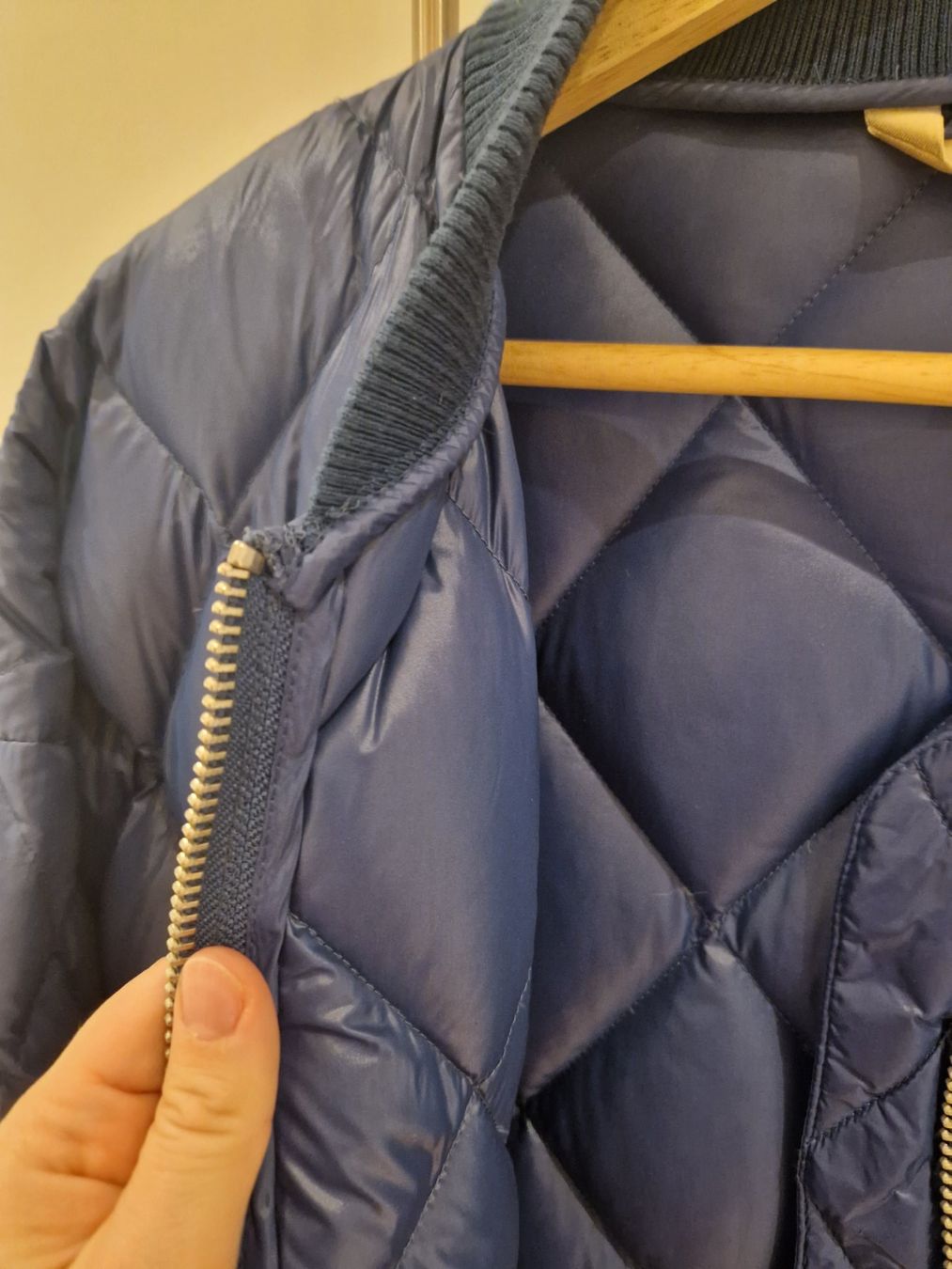 H&M Jacken: H&M Daunenjacke Bomber Oversize Gr. M, blau gesteppt – Gebraucht aus Erlinsbach SO von ULIKH 4