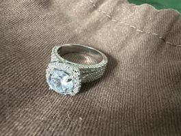 Wunderschöner Ring mit Zirkonia, neuwertig, Grösse 7-8💍