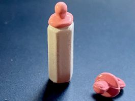 Milchflasche (Schoppen) rosa mit Schnuller für Puppenstuben.