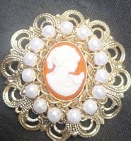 Broche Vintage Camée et Perles - Élégance Intemporelle