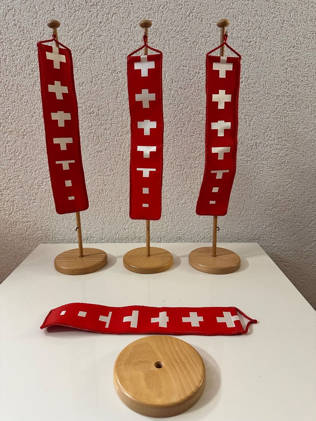 Tutte le decorazioni: Schweizer Wimpel Set 3 Stück mit Holzständer – Usato da Bülach venduto da Jubet 1