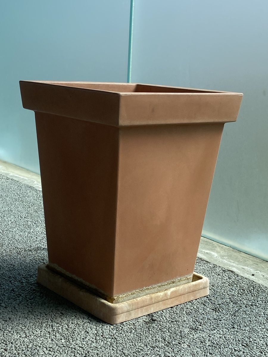 Blumentöpfe: Hoher Blumentopf, quadratisch, mit Untersatz – Gebraucht aus Bern von flo018