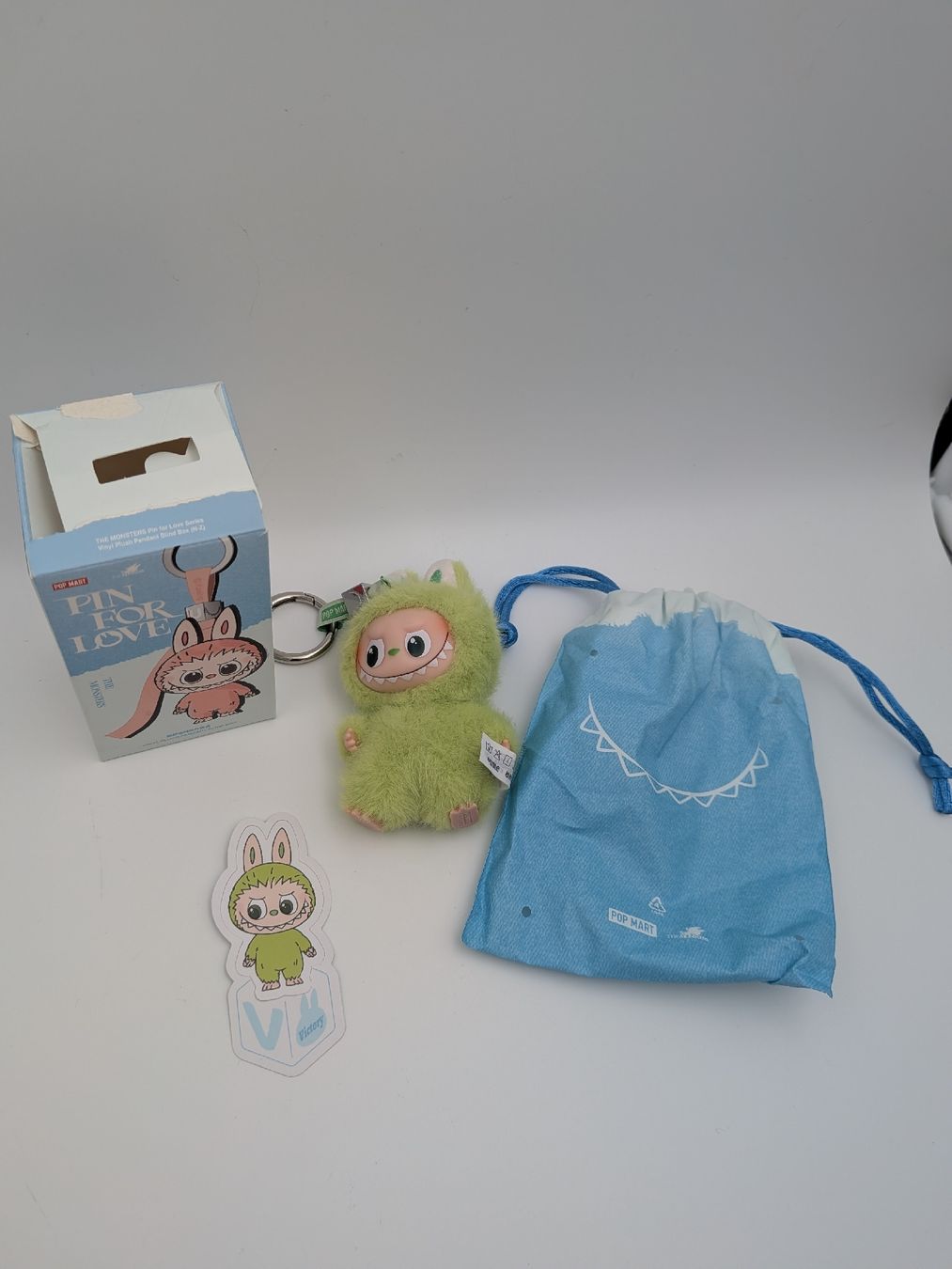 Pop Mart Statuette: Labubu Pin fot Love - V – Usato da Ettiswil venduto da nadjae02